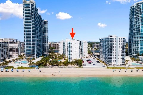 Condo in Hollywood, Florida, 1 bedroom  № 1176174 - photo 1