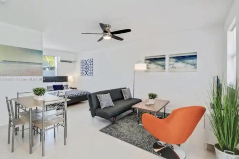 Apartment in Miami, Florida 1 bedroom, 31.96 sq.m. № 417718 - photo 1