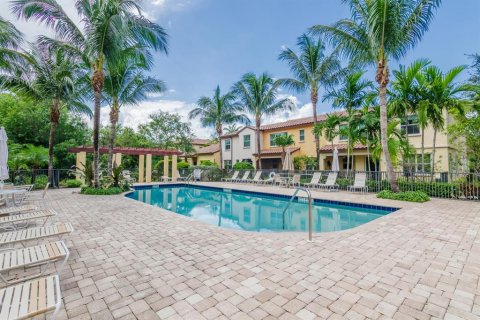 Touwnhouse à vendre à Palm Beach Gardens, Floride: 3 chambres, 159.61 m2 № 697082 - photo 4