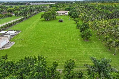 Villa ou maison à vendre à Miami, Floride: 4 chambres, 213.86 m2 № 1388199 - photo 1