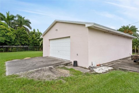 House in Miami, Florida 4 bedrooms, 213.86 sq.m. № 1388199 - photo 9