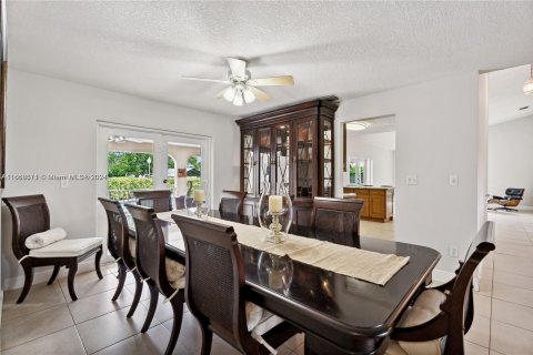 House in Miami, Florida 4 bedrooms, 213.86 sq.m. № 1388199 - photo 14