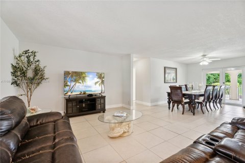 Villa ou maison à vendre à Miami, Floride: 4 chambres, 213.86 m2 № 1388199 - photo 10