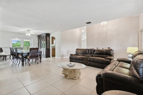 Villa ou maison à vendre à Miami, Floride: 4 chambres, 213.86 m2 № 1388199 - photo 11