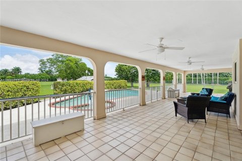 House in Miami, Florida 4 bedrooms, 213.86 sq.m. № 1388199 - photo 18