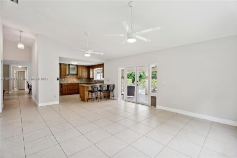 House in Miami, Florida 4 bedrooms, 213.86 sq.m. № 1388199 - photo 15