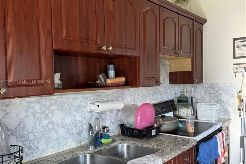 Casa en venta en Opa-locka, Florida, 2 dormitorios, 72.46 m2 № 1388139 - foto 8