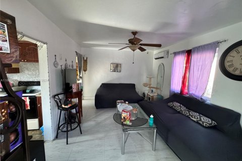 House in Opa-locka, Florida 2 bedrooms, 72.46 sq.m. № 1388139 - photo 5