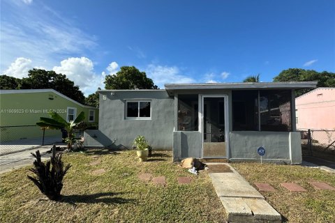 House in Opa-locka, Florida 2 bedrooms, 72.46 sq.m. № 1388139 - photo 2