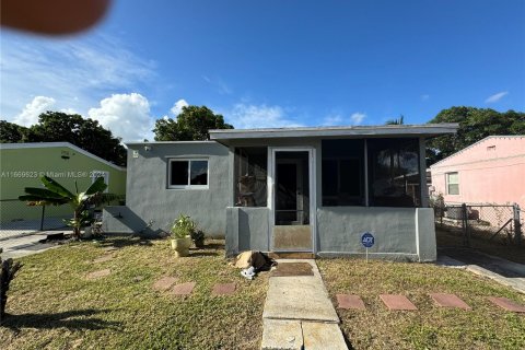 House in Opa-locka, Florida 2 bedrooms, 72.46 sq.m. № 1388139 - photo 1