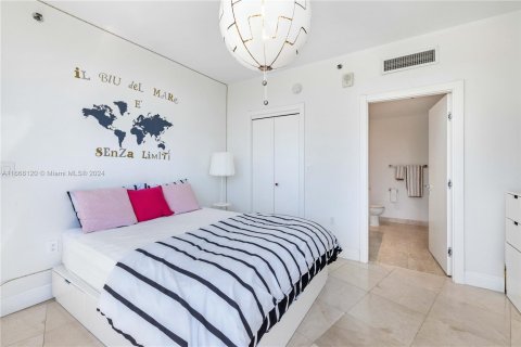 Condo in Miami Beach, Florida, 2 bedrooms  № 1385751 - photo 15