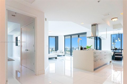 Condo in North Miami Beach, Florida, 3 bedrooms  № 1385709 - photo 11