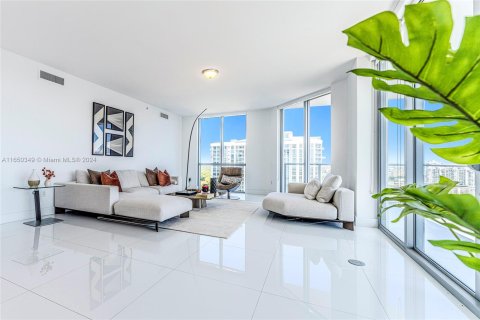 Condo in North Miami Beach, Florida, 3 bedrooms  № 1385709 - photo 2