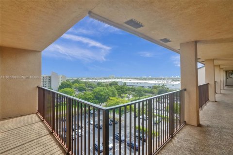 Condominio en venta en Pompano Beach, Florida, 1 dormitorio, 105.91 m2 № 1309687 - foto 10