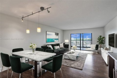 Condominio en venta en Pompano Beach, Florida, 1 dormitorio, 105.91 m2 № 1309687 - foto 2