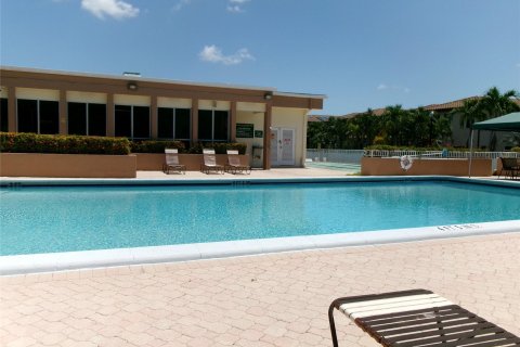 Condo in Tamarac, Florida, 2 bedrooms  № 1135056 - photo 3