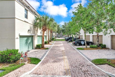 Townhouse in Cooper City, Florida 3 bedrooms, 118.91 sq.m. № 1391841 - photo 30