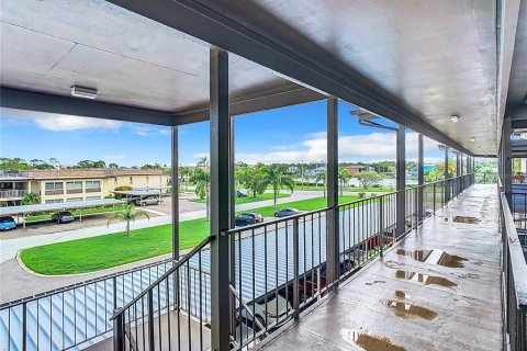 Condominio en venta en New Port Richey, Florida, 2 dormitorios, 144 m2 № 1255729 - foto 11