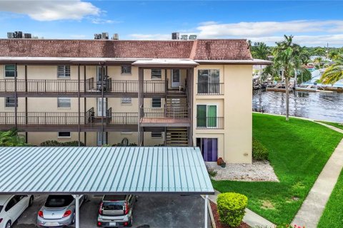 Condo in New Port Richey, Florida, 2 bedrooms  № 1255729 - photo 2