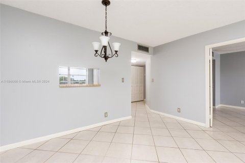 Condo in Lauderdale Lakes, Florida, 1 bedroom  № 1215387 - photo 14