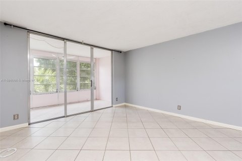 Condo in Lauderdale Lakes, Florida, 1 bedroom  № 1215387 - photo 17