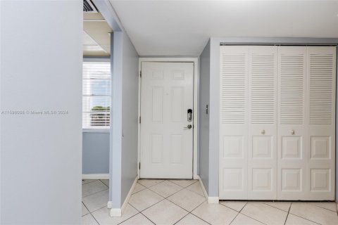 Condo in Lauderdale Lakes, Florida, 1 bedroom  № 1215387 - photo 6