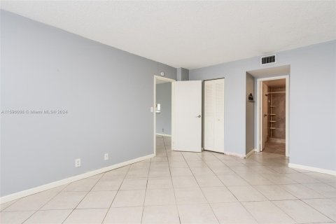 Condo in Lauderdale Lakes, Florida, 1 bedroom  № 1215387 - photo 23