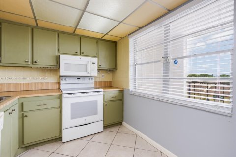 Condo in Lauderdale Lakes, Florida, 1 bedroom  № 1215387 - photo 9