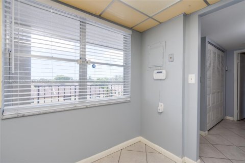 Condo in Lauderdale Lakes, Florida, 1 bedroom  № 1215387 - photo 10