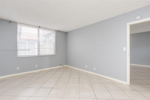 Condo in Lauderdale Lakes, Florida, 1 bedroom  № 1215387 - photo 27