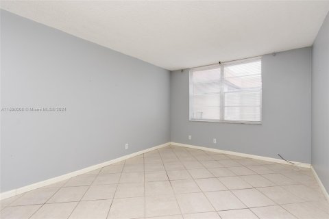 Condo in Lauderdale Lakes, Florida, 1 bedroom  № 1215387 - photo 26