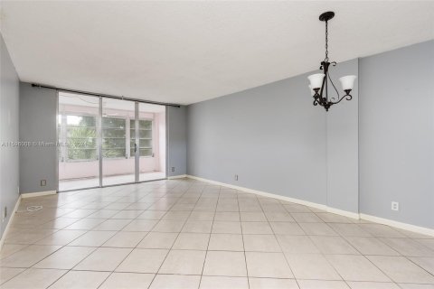 Condo in Lauderdale Lakes, Florida, 1 bedroom  № 1215387 - photo 15