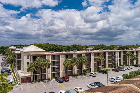 Condo in Lauderdale Lakes, Florida, 1 bedroom  № 1215387 - photo 1