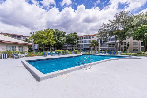 Condo in Lauderdale Lakes, Florida, 1 bedroom  № 1215387 - photo 2