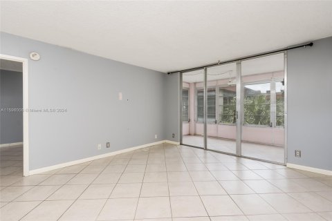 Condo in Lauderdale Lakes, Florida, 1 bedroom  № 1215387 - photo 18