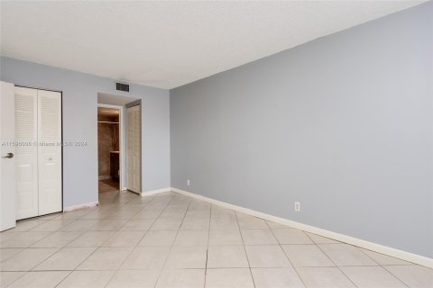 Condo in Lauderdale Lakes, Florida, 1 bedroom  № 1215387 - photo 25