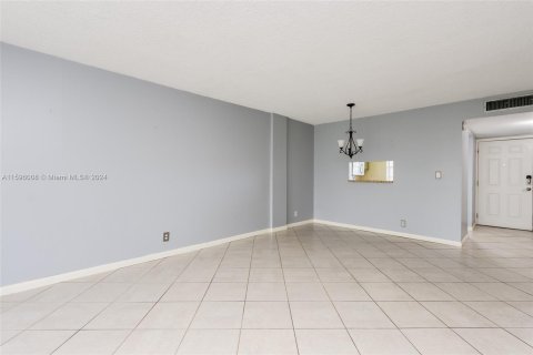 Condo in Lauderdale Lakes, Florida, 1 bedroom  № 1215387 - photo 12