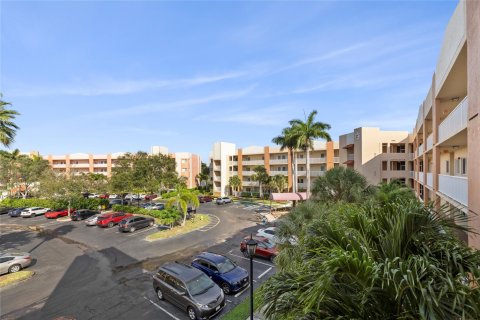 Condo in Tamarac, Florida, 2 bedrooms  № 788639 - photo 9