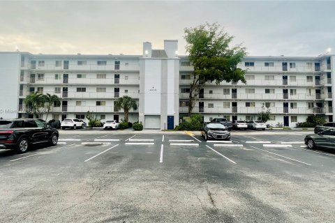 Condo in Miramar, Florida, 1 bedroom  № 1176166 - photo 2