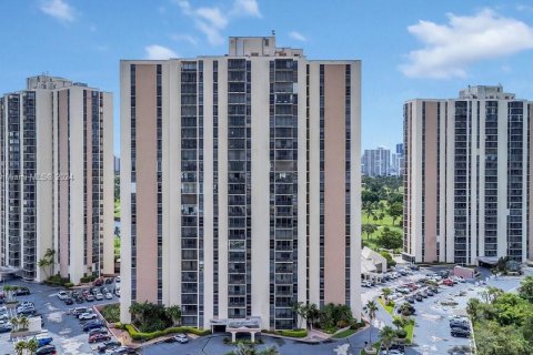 Condo in Aventura, Florida, 1 bedroom  № 1354494 - photo 1