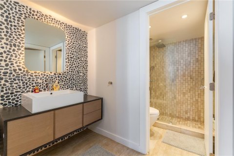 Condo in Miami Beach, Florida, 1 bedroom  № 118912 - photo 13