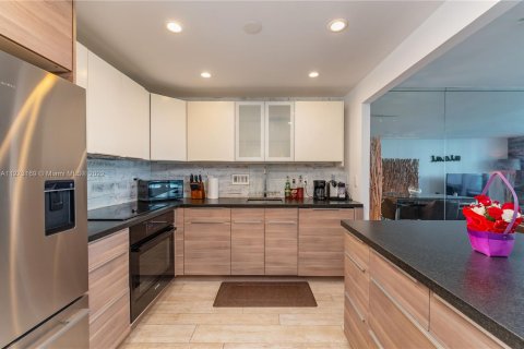 Condo in Miami Beach, Florida, 1 bedroom  № 118912 - photo 5