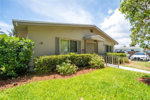 Casa en venta en Dania Beach, Florida, 7 dormitorios № 954155 - foto 6