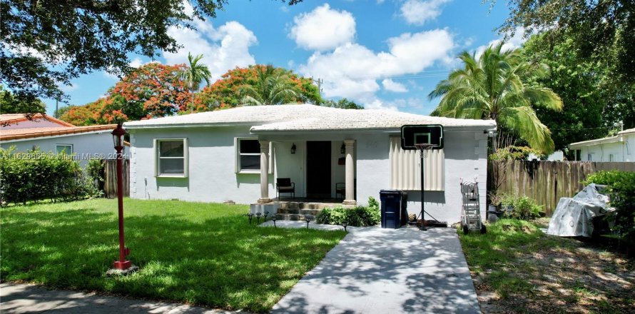 House in Miami Springs, Florida 3 bedrooms, 105.54 sq.m. № 1291794