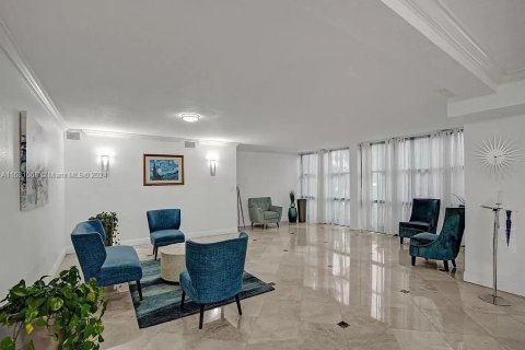 Condo in Hallandale Beach, Florida, 2 bedrooms  № 1291797 - photo 2