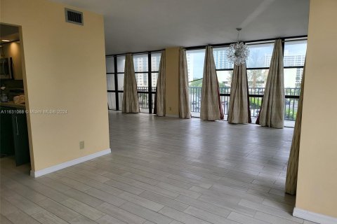 Condominio en venta en Hallandale Beach, Florida, 2 dormitorios, 132.85 m2 № 1291797 - foto 13