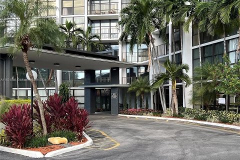 Copropriété à vendre à Hallandale Beach, Floride: 2 chambres, 132.85 m2 № 1291797 - photo 1