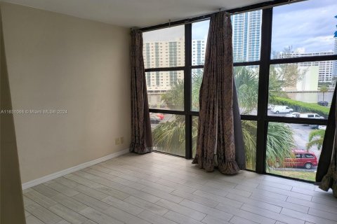 Condo in Hallandale Beach, Florida, 2 bedrooms  № 1291797 - photo 21