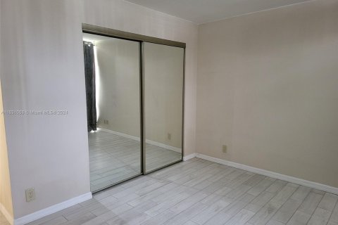 Condo in Hallandale Beach, Florida, 2 bedrooms  № 1291797 - photo 22