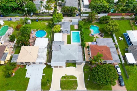 Casa en venta en Hollywood, Florida, 4 dormitorios, 154.03 m2 № 1174077 - foto 1